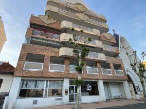 un immeuble d'appartements au milieu d'une rue dans l'établissement Appartement T2 en centre ville avec terrasse, wifi, Parking - FR-1-374-188, à Arcachon