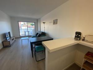 une pièce avec une table et des chaises et un salon dans l'établissement Appartement T2 en centre ville avec terrasse, wifi, Parking - FR-1-374-188, à Arcachon