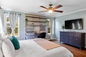 a bedroom with a bed and a ceiling fan at Stunning Pool and Chefs Kitchen NRG MedCenter in Houston