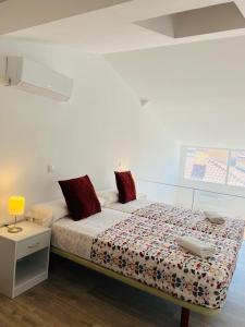 ein Schlafzimmer mit einem Bett und einem Laptop darauf in der Unterkunft ESTUDIOS RUDA 4 in Madrid