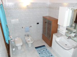 un bagno con un lavandino, un water e un lavandino di B&B Simona a Sorbolo