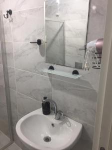 y baño con lavabo y espejo. en Zelya İstanbul flats, en Estambul