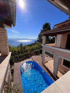 Bazén v ubytovaní Villa Milli with panoramic sea view alebo v jeho blízkosti