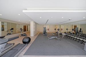un gimnasio con varias cintas de correr y máquinas de ejercicio en Alluring 1 BD Apartment in Business Bay with Burj Khalifa view, en Dubái