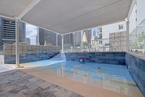 una piscina con vistas a la ciudad en Alluring 1 BD Apartment in Business Bay with Burj Khalifa view, en Dubái