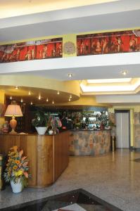 eine Lobby eines Hotels mit einer Bar in der Unterkunft Hotel Grillo Verde in Torre Annunziata