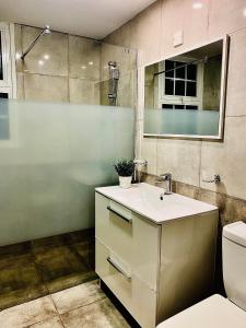La salle de bains est pourvue d'un lavabo et d'un miroir. dans l'établissement GRACE HOUSE, à Pýla