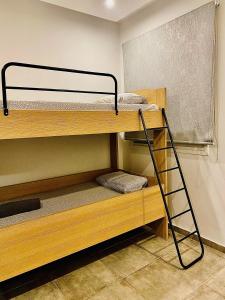 - un lit superposé avec une échelle dans une chambre dans l'établissement GRACE HOUSE, à Pýla