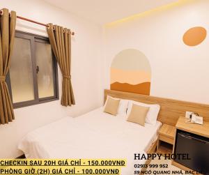 - une chambre avec un lit et une fenêtre avec un hôtel heureux dans l'établissement Happy Hotel, à Bạc Liêu
