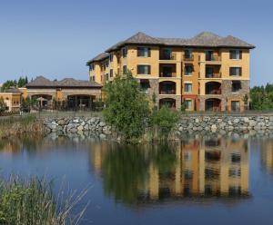 埃爾多拉多山的住宿－埃爾多拉多山智選假日酒店，靠近水体的大建筑