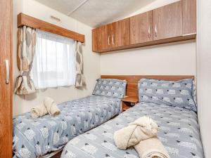 1 dormitorio con 2 camas y ventana en Swona en Mey