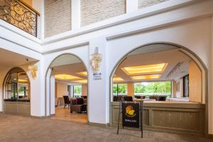 eine Lobby mit zwei Torbögen und einem Wartebereich in der Unterkunft Yaward Resort - Taoyuan Golf & Country Club in Longtan