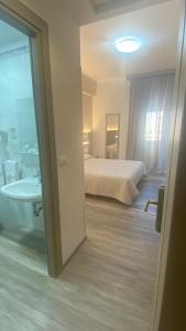 ローマにあるホテル カサ トラ ノイのベッドルーム1室(ベッド1台付)、バスルーム(バスタブ付)が備わります。