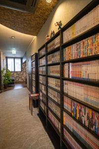 una biblioteca con muchas estanterías de DVD en Stay SAKURA Kyoto Tambaguchi, en Kioto