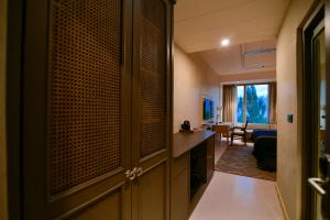 um quarto com um corredor com uma sala de estar em Pal Hotel em Leh