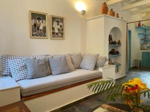 uma sala de estar com um sofá com almofadas em Peloponnese Hideout - Traditional stone house em Akrata