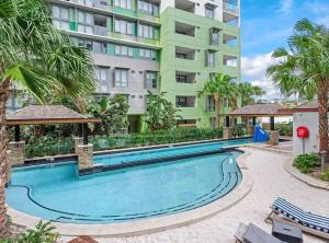 une piscine en face d'un bâtiment dans l'établissement Lovely 2 Bedroom unit Pool,Gym workspace & more, à Brisbane