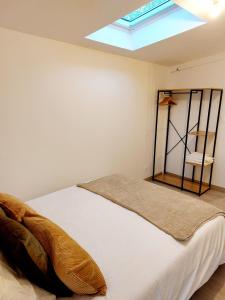 เตียงในห้องที่ Ravissant T2 terrasse privative et parking