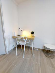 a desk with a lamp and a chair in a room at Ravissant T2 terrasse privative et parking in Odos