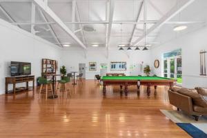 um quarto grande com uma mesa de bilhar em Lovely 2 Bedroom unit Pool,Gym workspace & more em Brisbane