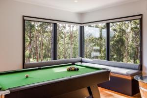 Habitación con mesa de billar y ventanas en Kaya Karri, en Margaret River Town