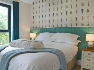 een bed met twee kussens in een slaapkamer bij Sprint Lodge in Burneside
