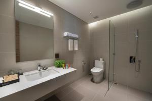 y baño con lavabo, aseo y ducha. en Flamingo Premium Lan Ha Bay Resort en Hai Phong