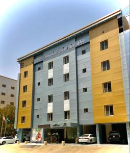 a hotel building with cars parked in front of it at شقق نيروز ان للوحدات المخدومة in Jeddah