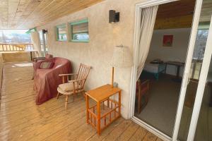 Cette chambre comprend un lit, une table et une chaise. dans l'établissement SnowMansion Taos Adventure Lodge, à Arroyo Seco