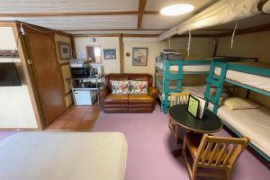 salon z łóżkiem piętrowym i kanapą w obiekcie SnowMansion Taos Adventure Lodge w mieście Arroyo Seco