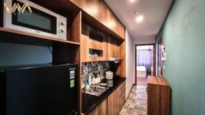 Kuchyň nebo kuchyňský kout v ubytování VNAHOMES Serviced Apartment