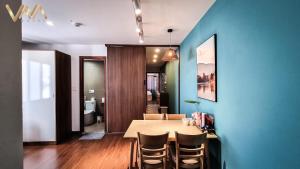 TV a/nebo společenská místnost v ubytování VNAHOMES Serviced Apartment