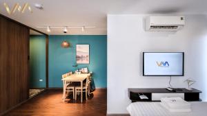 TV a/nebo společenská místnost v ubytování VNAHOMES Serviced Apartment