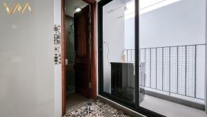 TV a/nebo společenská místnost v ubytování VNAHOMES Serviced Apartment