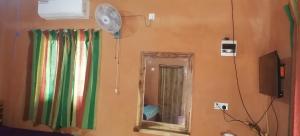TV a/nebo společenská místnost v ubytování කැලෑව Jungle Eco Resort