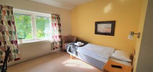 Una cama o camas en una habitación de Nipanhotellet