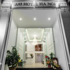 una gran puerta de cristal a un hotel hha no en Khách Sạn A83Hotel en Hanói