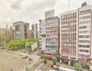 una vista aérea de una ciudad con edificios altos en Happiness meworld en Taipéi