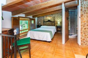 una camera con letto in una stanza con soffitti in legno di Sa Caseta de Santa Maria a Santa Maria del Camí