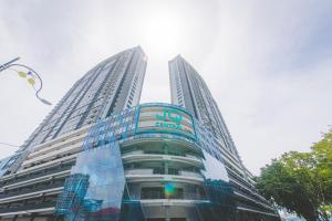 un edificio alto con muchas ventanas en Jesselton Quay seaview # Chariskey Suites en Kota Kinabalu