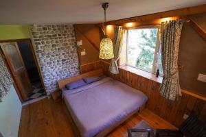 Postel nebo postele na pokoji v ubytování Tirthan Eagle nest
