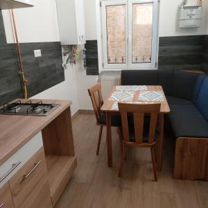 een keuken en eetkamer met een tafel en een bank bij Árkád Center Apartman in Szeged