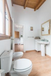 biała łazienka z toaletą i umywalką w obiekcie Home2Book Charming Margarita´s House Teror w mieście Teror