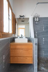 łazienka z umywalką i drewnianą szafką w obiekcie Home2Book Charming Margarita´s House Teror w mieście Teror
