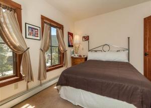 เตียงในห้องที่ Oro Grande by Summit County Mountain Retreats