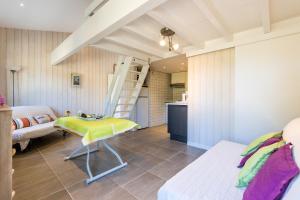 um quarto com uma cama e uma mesa num quarto em Studio Plage Petit Piquey em Lège-Cap-Ferret
