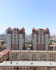 un grupo de edificios altos en una ciudad en Престижная квартира Кара Караева en Bakú