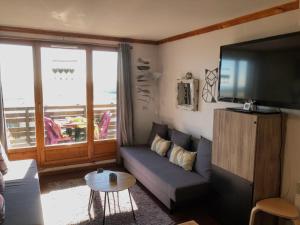 苏佩贝斯Lama-Gîte-des-Puys T3 Lamadalet, vue sud, terrasse, parking privé的配有沙发和平板电视的客厅