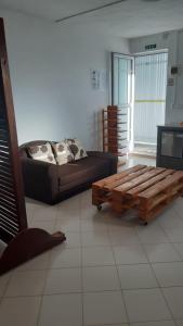 sala de estar con sofá y mesa de centro en Residence Bethel, en Rodrigues Island