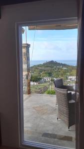 una ventana con vistas a un patio con vistas al océano en Residence Bethel en Rodrigues Island